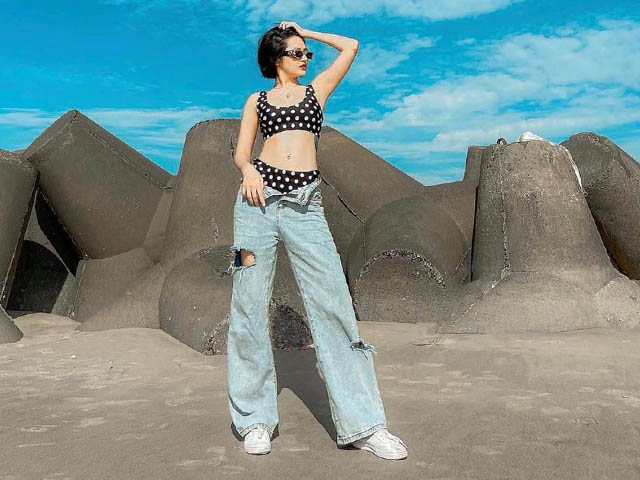Thời trang - Chán mặc bikini đi boots, Bảo Anh lại mê "quần nửa mặc nửa tụt" đi biển gây tranh cãi