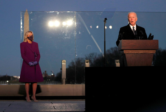 Ông Joe Biden và vợ (Jill Biden) tham dự lễ tưởng niệm hơn 400.000 cư dân Mỹ thiệt mạng vì Covid-19 tại Washington hôm 19-1 Ảnh: REUTERS
