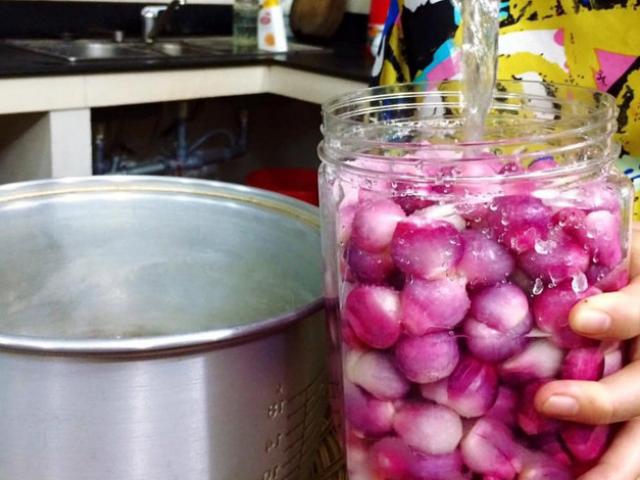 Ẩm thực - Chỉ cần thêm thứ này, hũ hành tím muối sẽ có màu đỏ đẹp, không lo bị váng