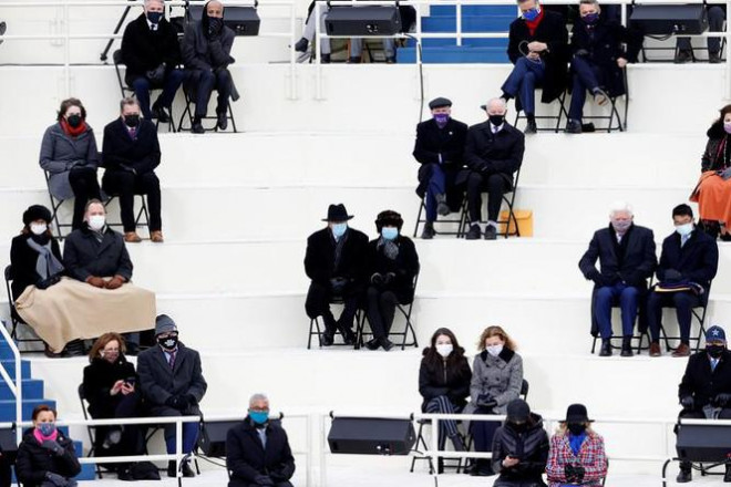 Các khách mời buộc phải ngồi cách xa
nhau, và bắt buộc phải đeo khẩu trang để hạn chế nguy cơ lây lan
COVID-19. Trước đó, những người này đã phải xét nghiệm và chỉ được
tham gia lễ nhậm chức nếu có kết quả âm tính.&nbsp;