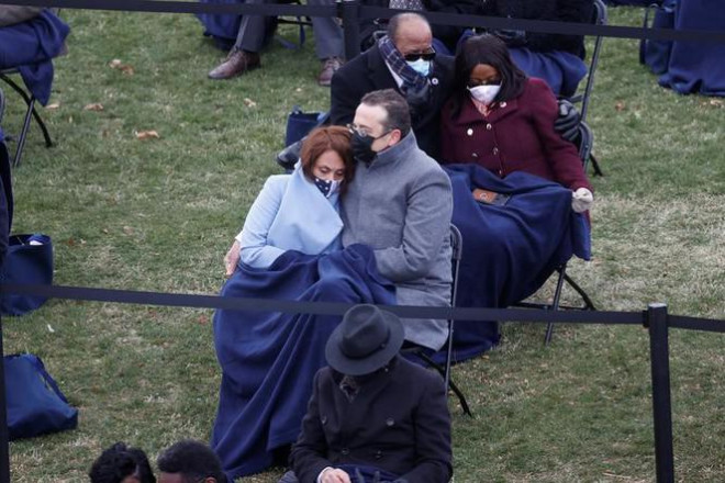 Lễ nhậm chức của ông Joe Biden là lễ
nhậm chức Tổng thống Mỹ đầu tiên trong hơn 30 năm có nắng chan hòa.
Tuy nhiên, các khách mời vẫn phải đắp chăn vì nhiệt độ ngoài trời
khá thấp.&nbsp;&nbsp;