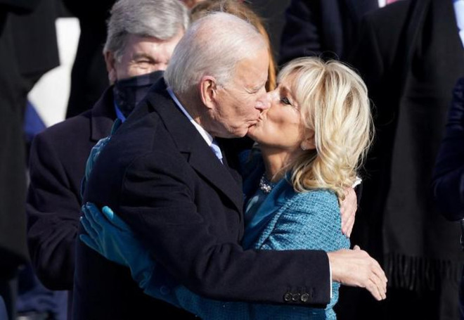 Hai vợ chồng ông Joe và bà Jill Biden
dành cho nhau nhiều cử chỉ tình cảm.&nbsp;