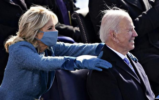 Bà Jill Biden tình cảm đặt tay lên
vai chồng.