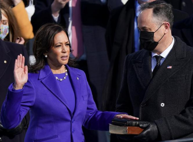 Bà&nbsp;Kamala Harris tuyên thệ nhậm
bằng hai cuốn Kinh thánh, một cuốn từ người hàng xóm cũ, Regina
Shelton, và một cuốn từ Thurgood Marshall - người Mỹ gốc Phi đầu
tiên làm việc tại Tòa án Tối cao. Bà Harris mô tả Shelton giống như
người mẹ thứ hai đối với mình.