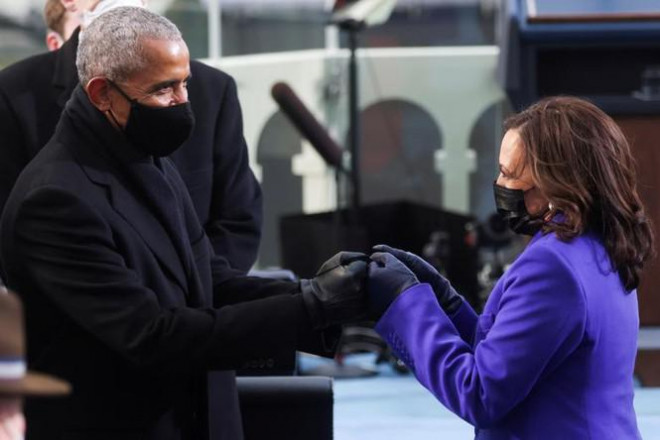 Bà Harris chạm tay với cựu Tổng thống
Barack Obama.&nbsp;