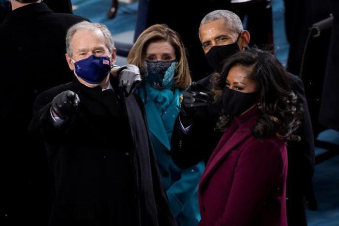 Cựu Tổng thống George W. Bush, Chủ
tịch Hạ viện Nancy Pelosi, cựu Tổng thống Barack Obama và phu nhân
Michelle Obama trò chuyện tại lễ nhậm chức. 