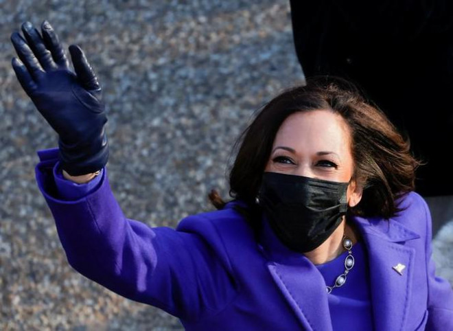 Bà Kamala Harris vẫy chào khi tham
gia lễ diễu hành. Thay vì một lễ diễu hành hoành tráng, quy mô đoàn
hộ tống ông Joe Biden đã phải thu nhỏ hết cỡ. 
