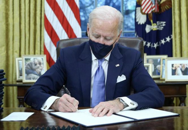  Ông Biden kí hàng loạt quyết
định trong ngày làm việc đầu tiên ở Nhà Trắng. 