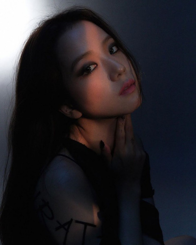 Không hổ danh “idol xinh như Hoa hậu”, Jisoo cứ trang điểm mắt khói lại đẹp hút hồn - 2