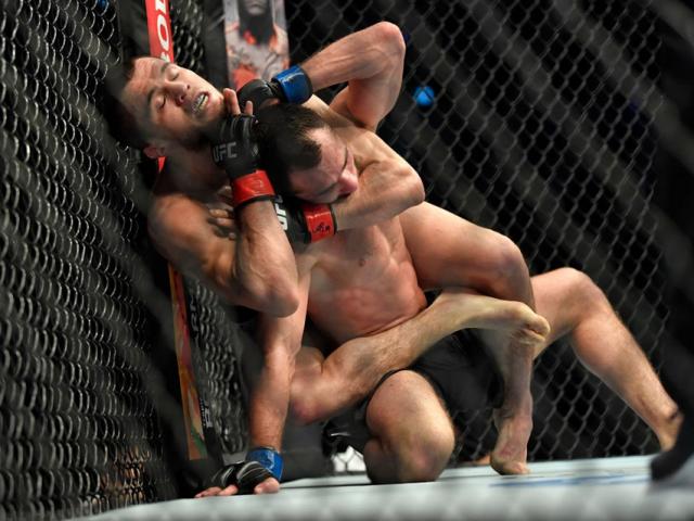 Thể thao - “Sư đệ” Khabib ra mắt UFC bằng đòn siết cổ “bóp nghẹt” đối thủ