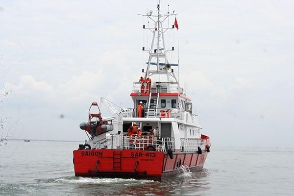 Tàu SAR 413 chỉ huy hiện trường tìm kiếm 7 thuyền viên mất tích