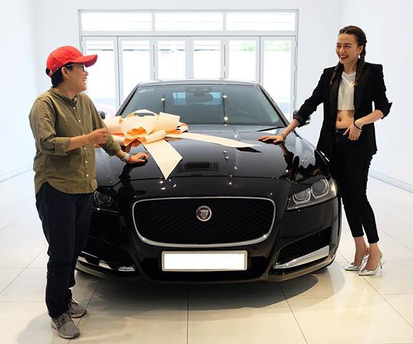 Cận cảnh chiếc xe cá tính và sang trọng, hiện đại của Thiều Bảo Trang.