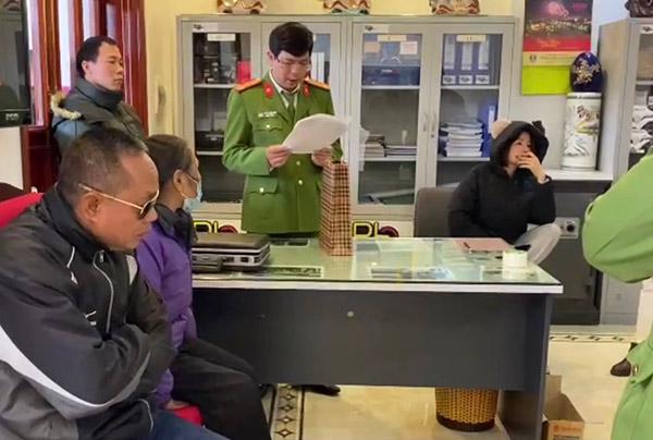 Cơ quan CSĐT Công an TP Hải Dương thực hiện lệnh khám xét nhà Trưởng “hàng”.