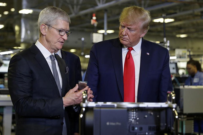 Tim Cook tặng ông Trump chiếc MacBook đầu tiên sản xuất tại Mỹ - 1