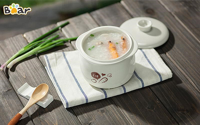 Cháo ăn dặm cho bé được nấu bằng Nồi nấu chậm Bear (dung tích 0,8L)