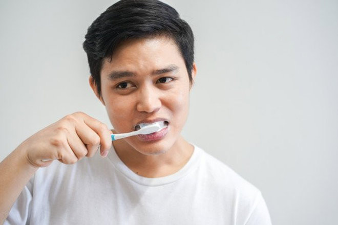 Làm sạch không đúng cách khiến vụn thức ăn kẹt lại trong răng, tạo môi trường cho vi khuẩn phát triển.