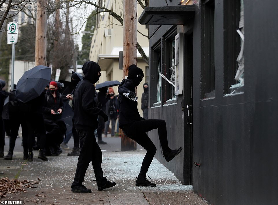 Người biểu tình đập phá ở thành phố Portland (ảnh: Daily Mail)
