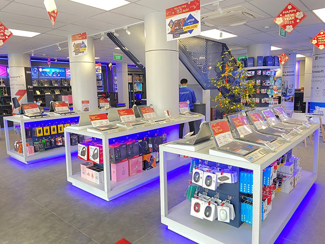 Không gian mua sắm hiện đại tại Showroom Phong Vũ Huế