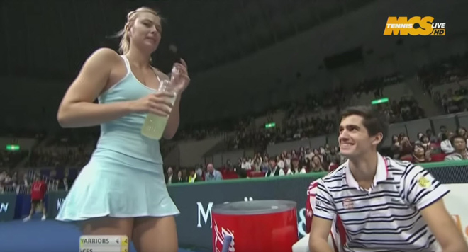 Sharapova bị camera quay chỗ "hiểm" năm 2015