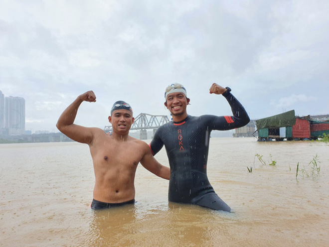Ngọc Khánh (phải) và Minh Quang ăn mừng sau khi hoàn thành cực ly 200 km ra cửa biển Thái Bình