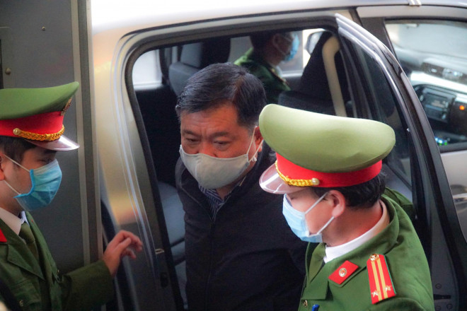 Tòa án nhân dân TP.Hà Nội quyết định hoãn phiên tòa xét xử cựu Chủ tịch PVN Đinh La Thăng và 11 đồng phạm.