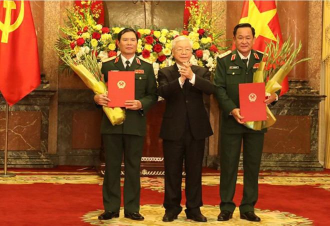 Tổng Bí thư, Chủ tịch nước Nguyễn Phú Trọng trao Quyết định và tặng hoa chúc mừng Thượng tướng Nguyễn Tân Cương và Thượng tướng Võ Minh Lương. Ảnh: MOD