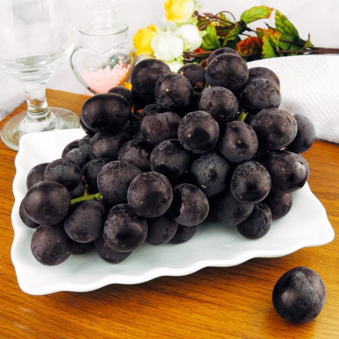 Giá nho được đánh giá thuộc mức tầm trung của các loại nho Nhật. Tuy nhiên, lại được khách hàng nam giới ưa chuộng vì có vị rượu lạ miệng.