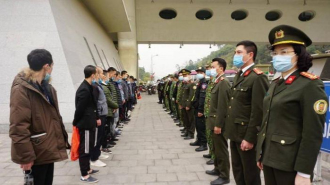 Ngành chức năng tiến hành trao trả gần 70 công dân Trung Quốc vi phạm nhập cảnh trái phép vào Việt Nam mùa dịch Covid-19.