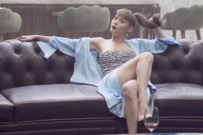 Minh Hằng mặc nữ tính quyến rũ trong bộ ảnh quảng bá phim - 5