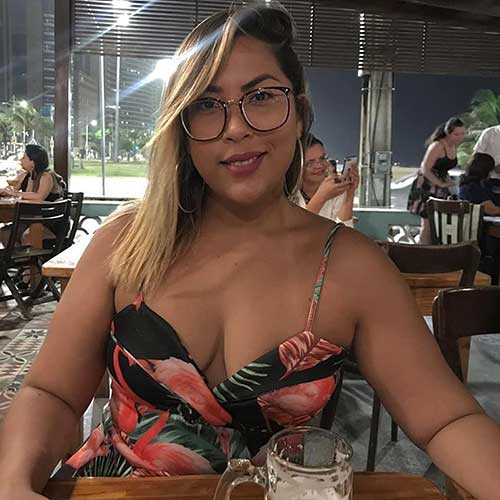 Cô sinh viên Maria Efigenia Soares