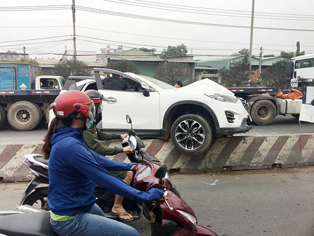 Hiện trường vụ tai nạn ô tô con bị húc văng lên dải phân cách