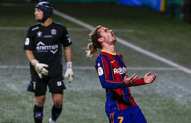 Barca thắng nhọc "tí hon", HLV Koeman nổi điên vì sao đá 11m quá kém - 1