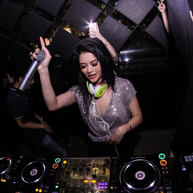 Kim Lee được Kane Lim khen ngợi là 'DJ gợi cảm nhất'.  DJ 8X là con lai Việt - Pháp. Nữ DJ sinh ra và lớn lên tại Mỹ, từng hoạt động trong lĩnh vực người mẫu trước khi theo đuổi sự nghiệp âm nhạc.
