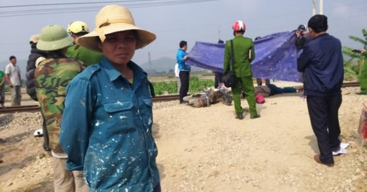 Tin tức trong ngày - Tàu hỏa "nuốt" xe máy, đầu bếp tử vong tại chỗ