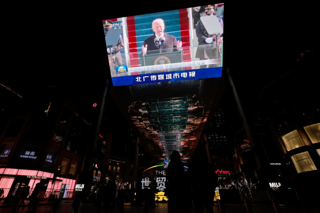 Hình ảnh Tổng thống Mỹ Joe Biden phát biểu trong lễ nhậm chức được phát sóng tại một trung tâm mua sắm ở thủ đô Bắc Kinh - Trung Quốc hôm 21-1 Ảnh: REUTERS