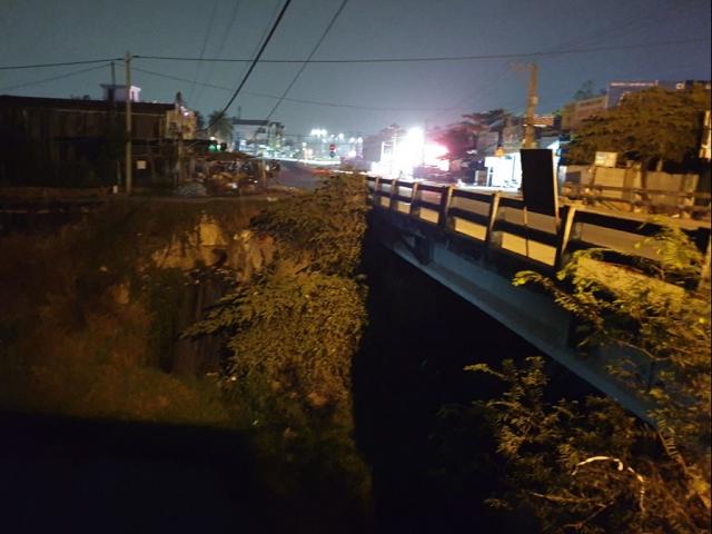 Tin tức trong ngày - Xe bán tải mất lái húc xe máy và 3 người bị rơi xuống kênh