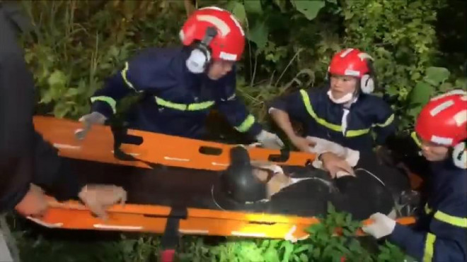 Lực lượng chức năng đưa nạn nhân rời khỏi vực sâu ở bán đảo Sơn Trà
