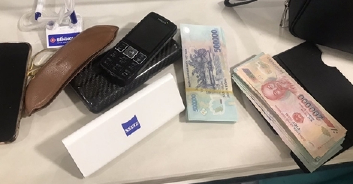 Tin tức trong ngày - Tiếp viên trả lại hơn 200 triệu đồng do khách bỏ quên trên máy bay