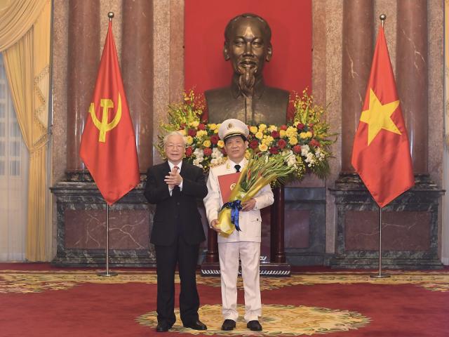 Tin tức trong ngày - Tổng Bí thư, Chủ tịch nước thăng cấp hàm Thượng tướng cho Thứ trưởng Bộ Công an Nguyễn Văn Sơn