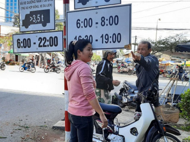 Tin tức trong ngày - Đắk Lắk: Biển báo cắm kì lạ, người dân đập đầu vào biển "như cơm bữa"