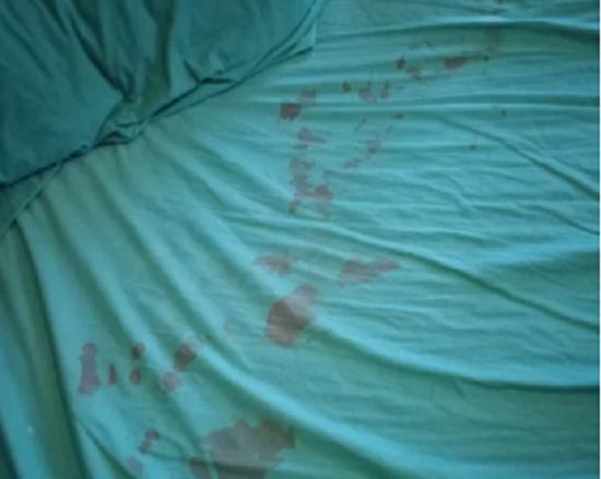 Nhìn thấy con trai nhỏ Rowan người dính máu đang ở trên giường, bà mẹ trẻ không khỏi hoảng hốt.