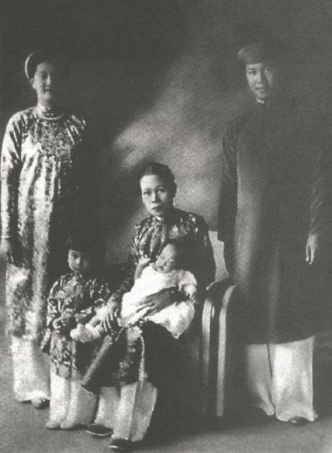 Từ trái qua: Hoàng hậu Nam Phương, hoàng thái tử Bảo Long, thái hậu Đoan Huy bế cháu gái là công chúa Phương Mai và hoàng đế Bảo Đại. Ảnh: Eurohistory Journal