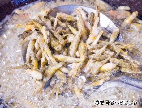 Đổ ngập dầu để chiên cá