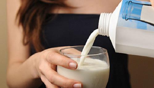 Uống sữa buổi sáng nếu có 1 trong 5 dấu hiệu này cần dừng ngay để phòng bệnh - 1