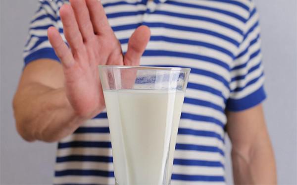Uống sữa buổi sáng nếu có 1 trong 5 dấu hiệu này cần dừng ngay để phòng bệnh - 2