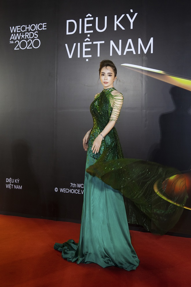 Tối 22/1, Quỳnh Nga vừa tham gia một sự kiện giải trí tại TP.HCM. Xuất hiện tại một sự kiện, nữ diễn viên diện bộ váy dạ hội màu xanh ngọc cực bắt mắt.