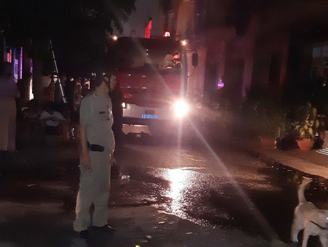 Ngay khi nhận tin báo cháy, lực lượng chức năng đã điều nhiều phương tiện cùng chiến sĩ đến hiện trường