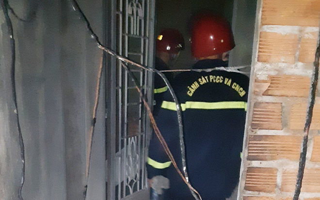 Cảnh sát sau đó đã giải cứu 5 người mắc kẹt trong căn nhà cháy ra ngoài an toàn