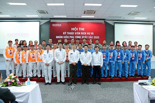 Ban lãnh đạo Honda Việt Nam chụp ảnh chung với các thí sinh tham dự&nbsp; vòng chung kết.