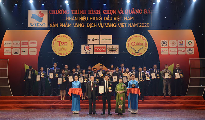 Ông Trần Danh Đạt - Giám đốc kinh doanh toàn quốc Công ty TNHH VONTA Việt Nam nhận giải thưởng top 50 Nhãn hiệu hàng đầu Việt Nam